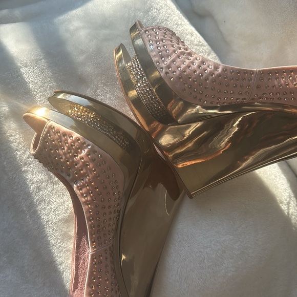 Gold-tone high-heeled shoes with crystal details, ideal for special occasions. - Picture 6 of 8